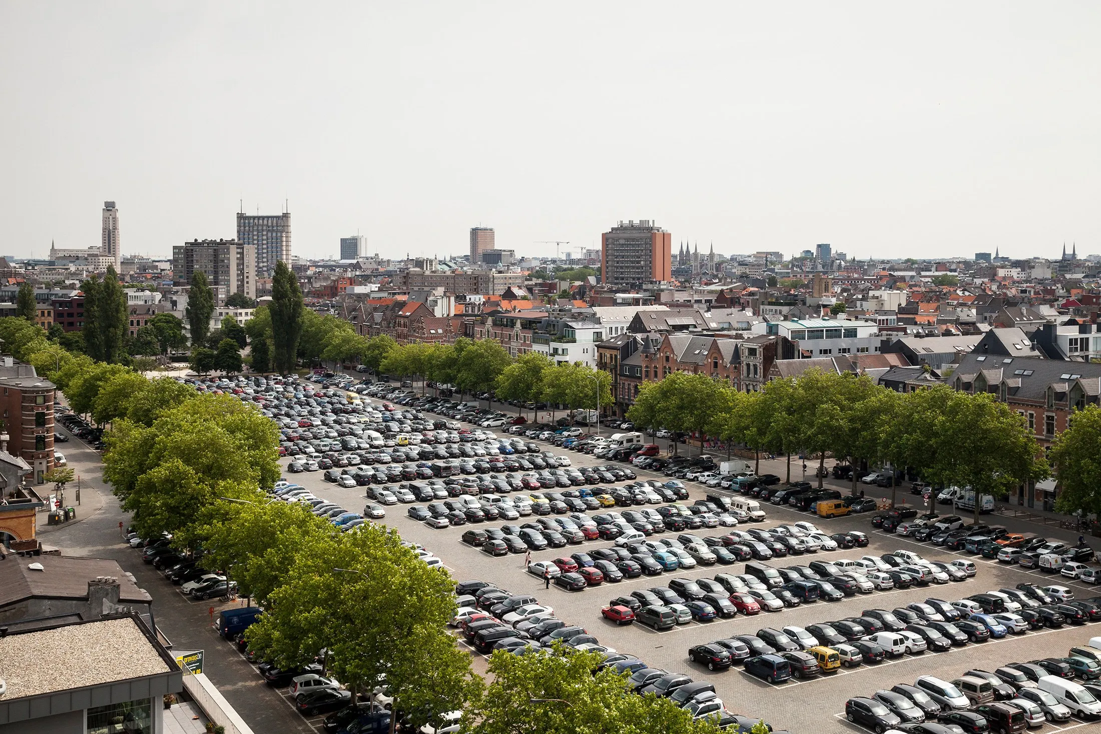 Rows of parked cars filling the Gedempte Zuiderdokken between lines of trees