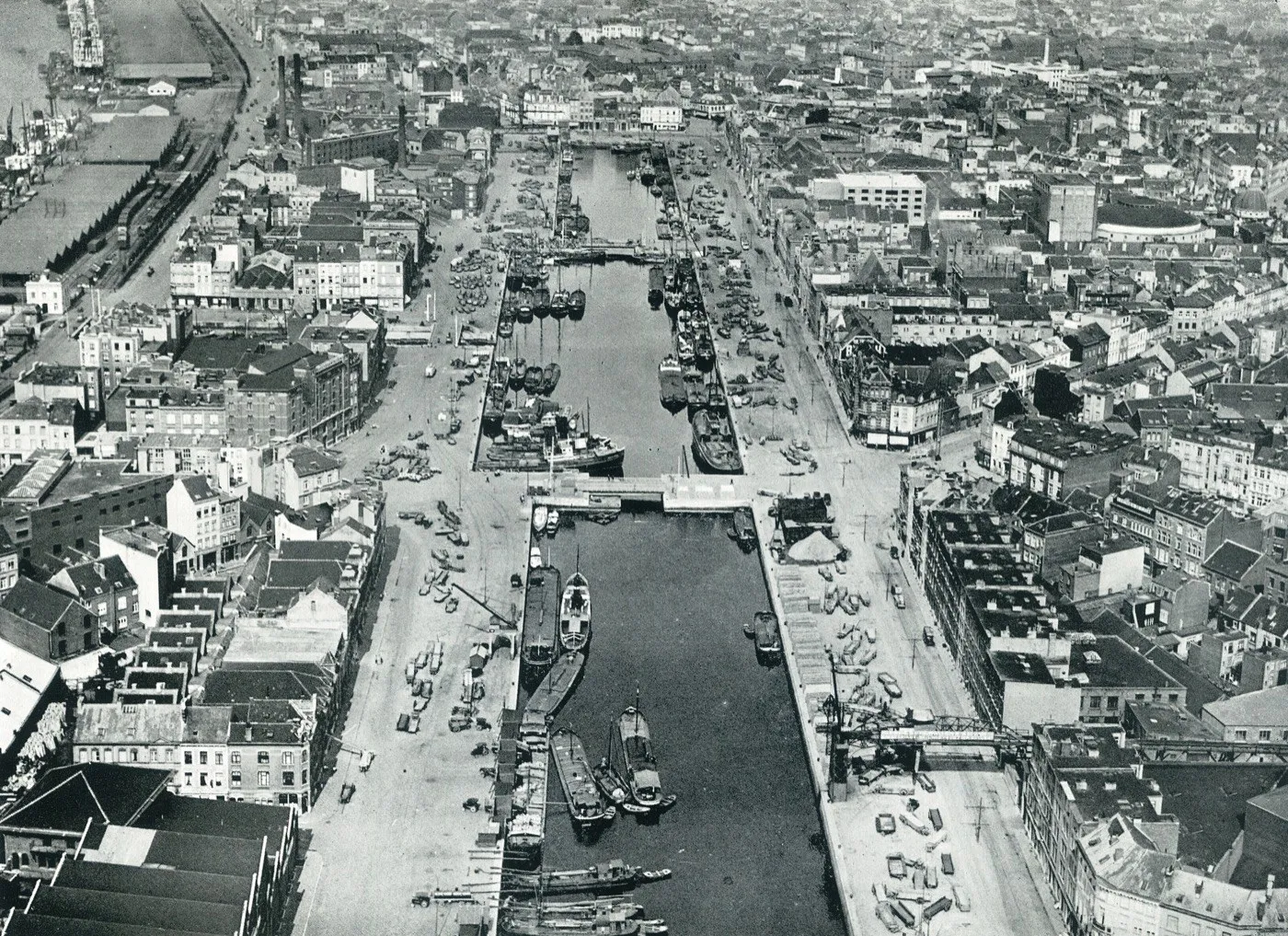 Black-and-white archive aerial photo of the Zuiderdokken when they were still water-filled docks with ships